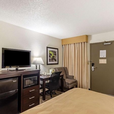 Quality Inn Milwaukee- Brookfield Exteriör bild