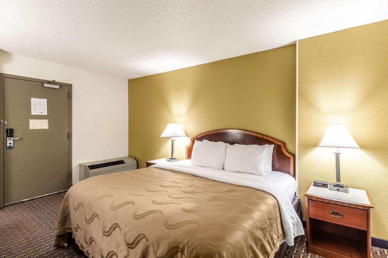 Quality Inn Milwaukee- Brookfield Exteriör bild