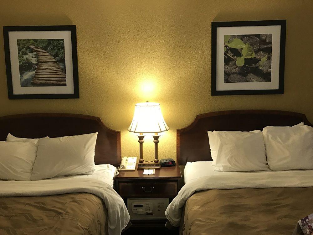 Quality Inn Milwaukee- Brookfield Exteriör bild