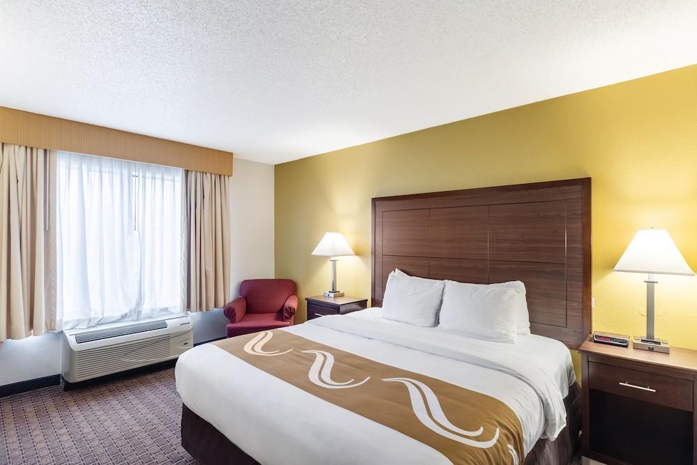 Quality Inn Milwaukee- Brookfield Exteriör bild