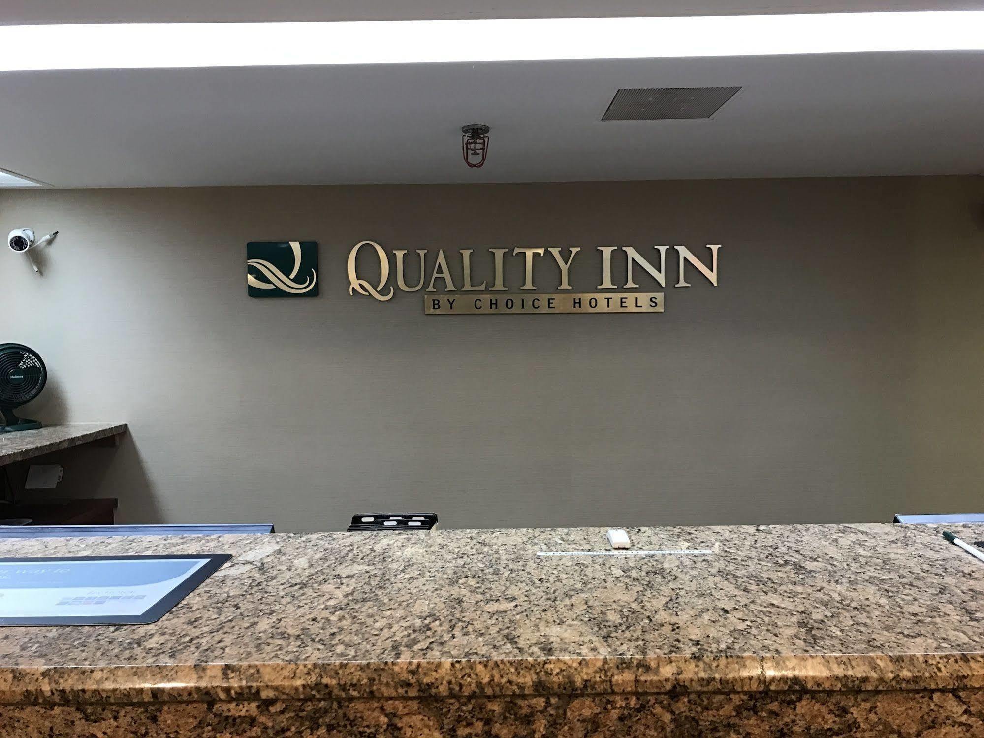 Quality Inn Milwaukee- Brookfield Exteriör bild