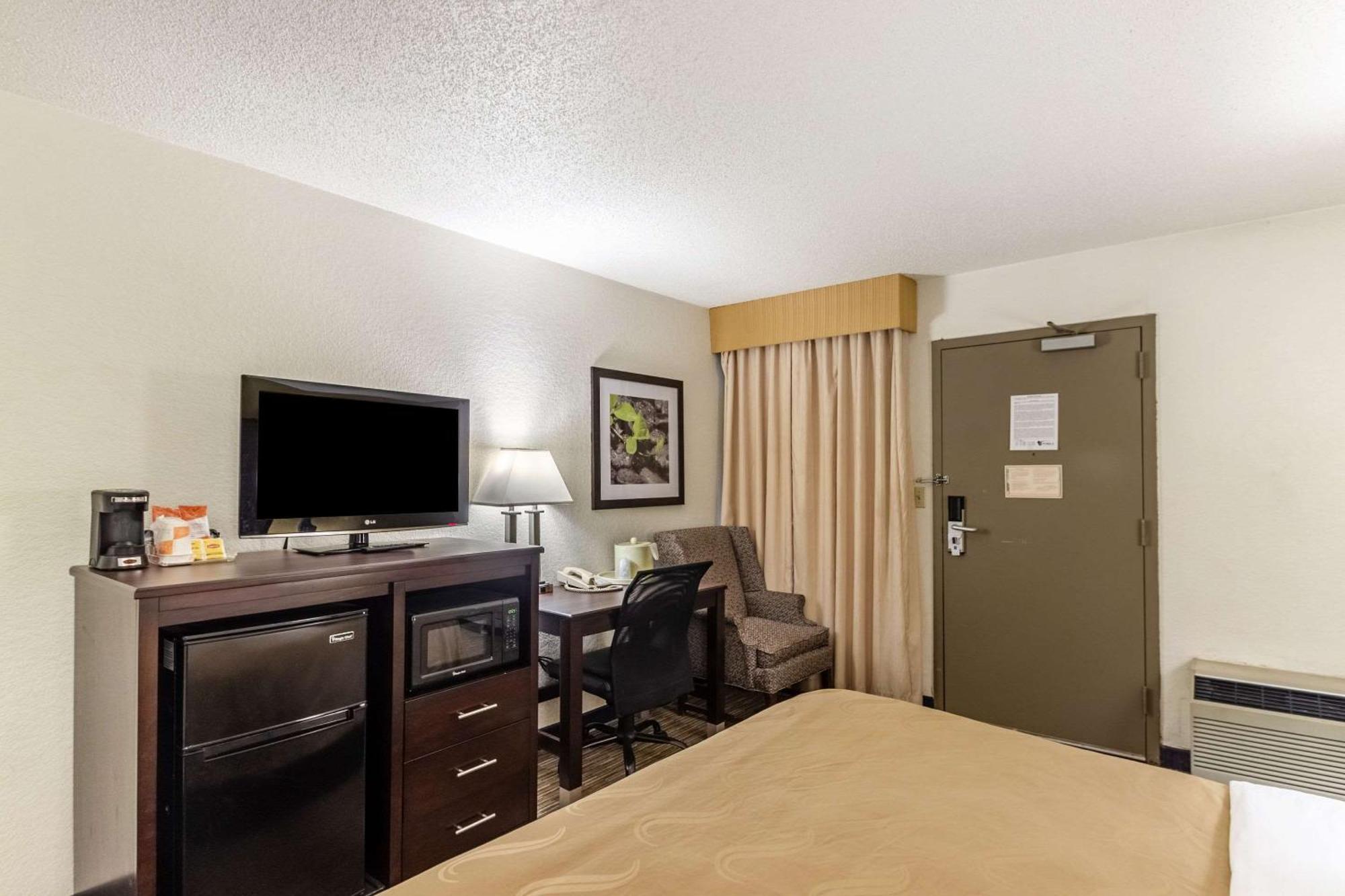 Quality Inn Milwaukee- Brookfield Exteriör bild