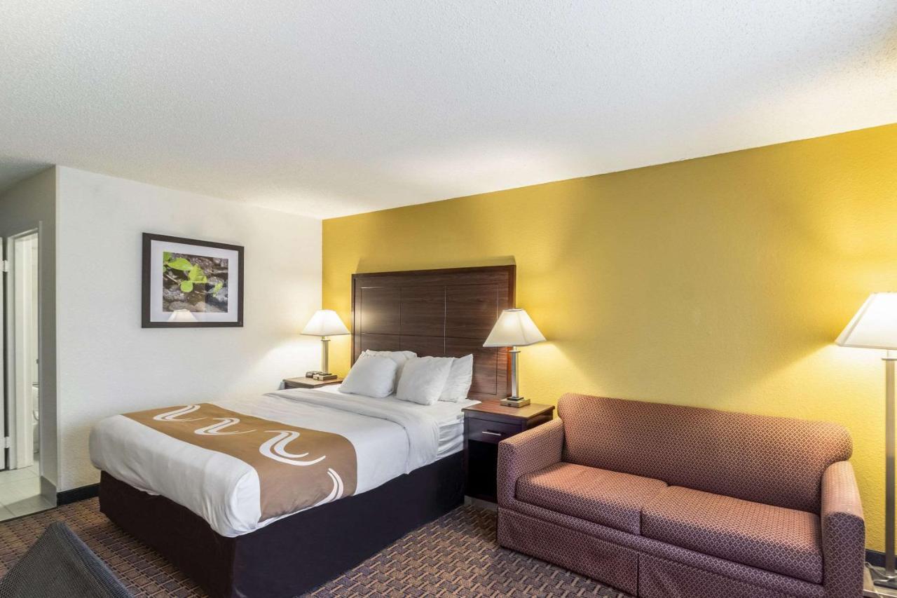 Quality Inn Milwaukee- Brookfield Exteriör bild