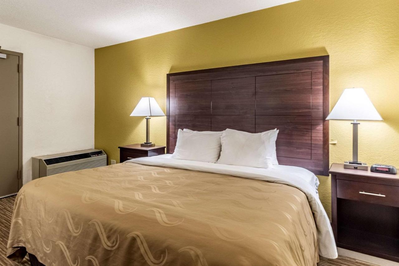 Quality Inn Milwaukee- Brookfield Exteriör bild
